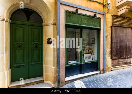 Nelle strade della capitale dell'isola di Gozo, Victoria, che è chiamata Rabat dagli abitanti Foto Stock