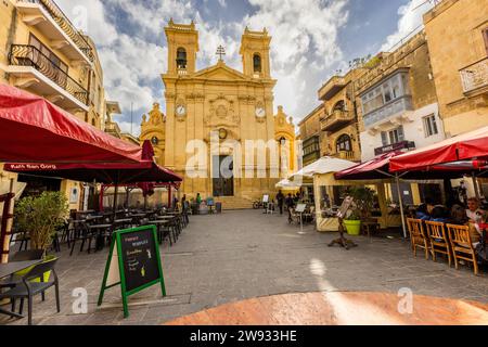 Nelle strade della capitale dell'isola di Gozo, Victoria, che è chiamata Rabat dagli abitanti Foto Stock