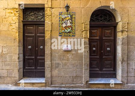 Nelle strade della capitale dell'isola di Gozo, Victoria, che è chiamata Rabat dagli abitanti Foto Stock