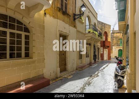 Nelle strade della capitale dell'isola di Gozo, Victoria, che è chiamata Rabat dagli abitanti Foto Stock