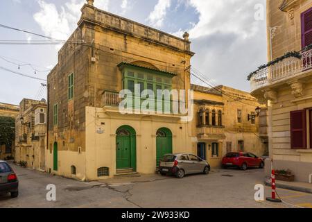 Nelle strade della capitale dell'isola di Gozo, Victoria, che è chiamata Rabat dagli abitanti Foto Stock