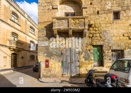 Nelle strade della capitale dell'isola di Gozo, Victoria, che è chiamata Rabat dagli abitanti Foto Stock