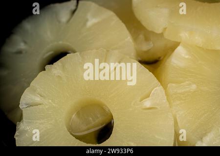 pezzi di ananas maturo in scatola tagliati a pezzi, maturo e delizioso ananas in scatola con sciroppo dolce Foto Stock