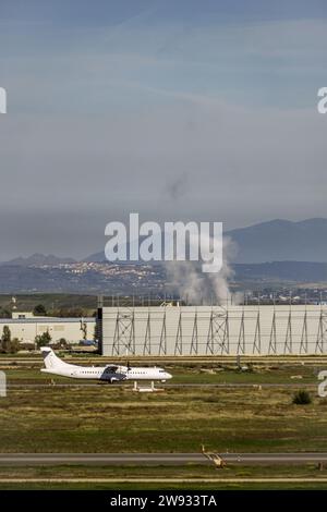 Un aereo a turboelica destinato a viaggi regionali pronto ad avvicinarsi Foto Stock