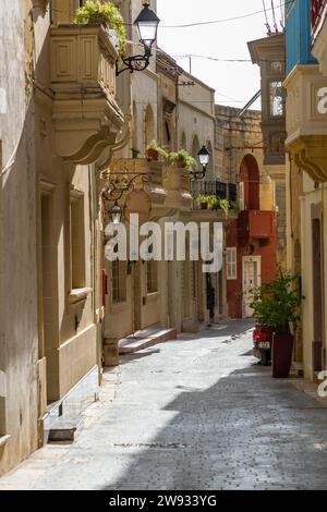 Nelle strade della capitale dell'isola di Gozo, Victoria, che è chiamata Rabat dagli abitanti Foto Stock