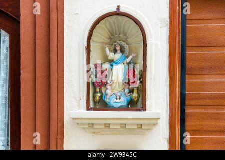 Nelle strade della capitale dell'isola di Gozo, Victoria, che è chiamata Rabat dagli abitanti Foto Stock