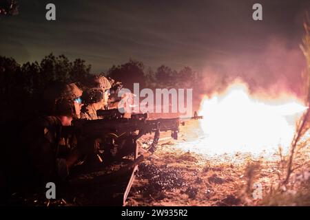 Una squadra di fuoco dei Ranger assegnata al 75th Ranger Regiment sopprime i loro obiettivi durante un addestramento antincendio dal vivo a ft. Johnson, la, il 3 dicembre 2023. Il 75th Ranger Regiment è la principale forza di raid ad azione diretta dell'esercito degli Stati Uniti, e si addestrano incessantemente tutto l'anno per mantenere la loro capacità di dispiegare ovunque nel mondo, con un preavviso immediato quando richiesto. Foto Stock