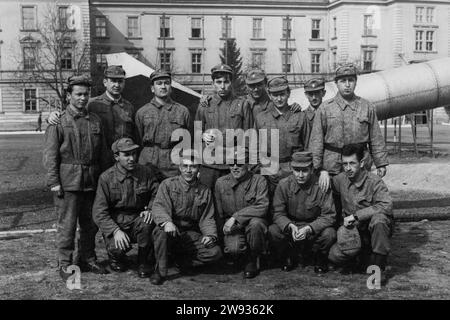 Giovani della Cecoslovacchia in servizio militare obbligatorio. Cecoslovacchia, anni '1950 Foto Stock