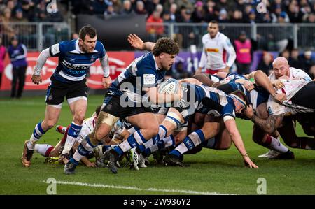 Bath, Regno Unito. 23 dicembre 2023. Bath Rugby Alfie Barbeary in azione al Bath Rugby vs Harlequins, The Recreation Ground, Bath UK sabato 23 dicembre 2023. Foto di Gary Mitchell/Alamy Live News Foto Stock