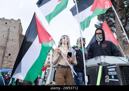 Roma, Italia. 23 dicembre 2023. Manifestazione in via dei fori Imperiali a Roma organizzata dal movimento studentesco palestinese per fermare il genocidio. (Foto di Matteo Nardone/Pacific Press/Sipa USA) credito: SIPA USA/Alamy Live News Foto Stock