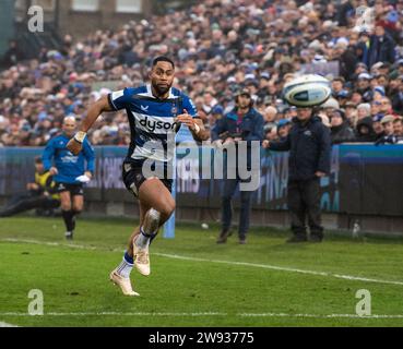 Bath, Regno Unito. 23 dicembre 2023. Bath Rugby Joe Cokanasiga in azione al Bath Rugby vs Harlequins, The Recreation Ground, Bath UK sabato 23 dicembre 2023. Foto di Gary Mitchell/Alamy Live News Foto Stock