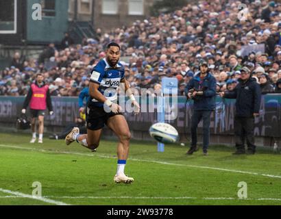 Bath, Regno Unito. 23 dicembre 2023. Bath Rugby Joe Cokanasiga in azione al Bath Rugby vs Harlequins, The Recreation Ground, Bath UK sabato 23 dicembre 2023. Foto di Gary Mitchell/Alamy Live News Foto Stock