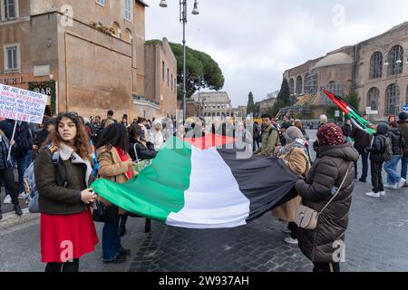 Roma, Italia. 23 dicembre 2023. Manifestazione in via dei fori Imperiali a Roma organizzata dal movimento studentesco palestinese per fermare il genocidio. (Immagine di credito: © Matteo Nardone/Pacific Press via ZUMA Press Wire) SOLO USO EDITORIALE! Non per USO commerciale! Crediti: ZUMA Press, Inc./Alamy Live News Foto Stock