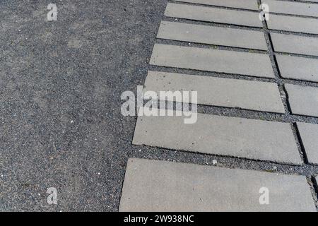 piastrelle sulla strada per pedoni, parte della strada pedonale è fatta di piastrelle Foto Stock