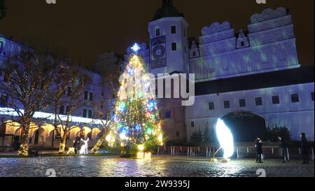 Castello Ducale di Szczecin (Castello dei Duchi Pomerani) illuminato per Natale e festività - Pomerania Occidentale , Stettino Polonia Foto Stock