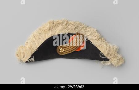 Pugnalare dall'ambasciatore A.H.J. Lovink, ditta Noyen, c. 1948 bicorne punto circolare nero con il bordo di molle di struzzo bianco in cima e a destra un cocarade arancione su cui ornamento di filo di rame con un nodo su cui la W. coronata era in tamburo di stagno. Appartenente al costume ufficiale dell'ambasciatore A.H.J. Lovink. La seta dell'Aia. velluto (tessuto). rame (metallo). Cartone cucito Ottawa Foto Stock