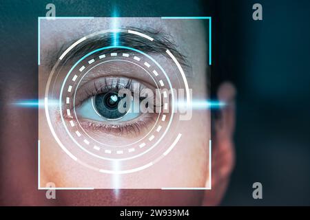 Tecnologia di riconoscimento facciale e dell'iride. Donna con scansione biometrica digitale sugli occhi, primo piano Foto Stock