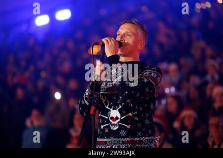 Frontmann Bastian Campmann von der Band Kasalla bei dem Mitsing-Konzert Loss mer Weihnachtsleeder Singe im RheinEnergieStadion. Köln, 23.12.2023 NRW Deutschland *** il frontman Bastian Campmann della band Kasalla al concerto Loss mer Weihnachtsleeder Singe nel RheinEnergieStadion Cologne, 23 12 2023 NRW Germany Copyright: XChristophxHardtx Foto Stock