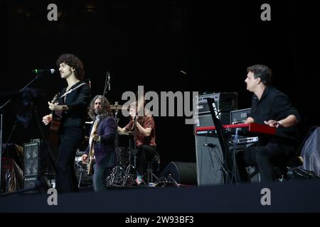 San Paolo, Brasile. 23 dicembre 2023. La band Colomy sta aprendo il tour Titas Encontro, che celebra il 40° anniversario di una delle più grandi band brasiliane, all'Allianz Parque di San Paolo, in Brasile, il 23 dicembre 2023. Paulo Miklos, Nando Reis, Arnaldo Antunes, Sergio Britto, Branco Mello, Tony Bellotto e Charles Gavin si esibiscono sabato sera. (Foto di Leco Viana/Thenews2/NurPhoto) credito: NurPhoto SRL/Alamy Live News Foto Stock