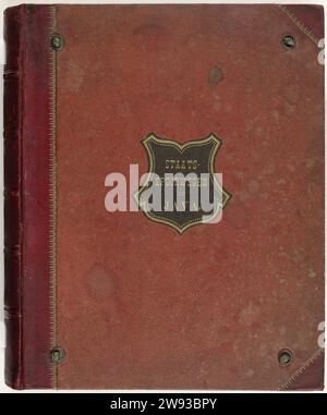 Gruppo di 62 foto in una scatola con l'iscrizione 'Staatspoorwegen su Giava' del 1888, Anonymous, 1888 Fotografia. Box gruppo di 62 foto in una scatola con l'iscrizione "Staatspoorwegen on Java" del 1888. Scatola sotto forma di un grande libro con copertina in pelle rossa; bottone in metallo in alto e in basso in tutti e quattro gli angoli. La parte superiore è il coperchio, che può essere aperto come copertina del libro. All'esterno di questo medaglione centrale di pelle nera sotto forma di stemma con iscrizione e bordo in oro. Tre lati della scatola ricoperti di carta con motivi marmorei. All'interno è presente la scatola ricoperta di bianco lucido p Foto Stock