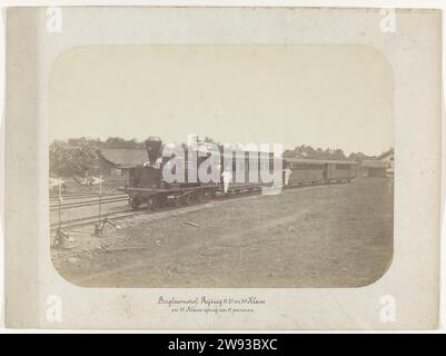 Locomotiva di montagna, carrozza di 1a, 2a e 3a classe e carrozza di 3a classe per 87 persone, Anonimo, 1880 - 1888 fotografa Una locomotiva di montagna con tre carrozze, in piedi sul binario fuori da una stazione. Parte di un gruppo di 62 foto in una scatola con l'iscrizione "Staatsspoorwegen on Java" del 1888. Java Photographic support albumen print Java Foto Stock