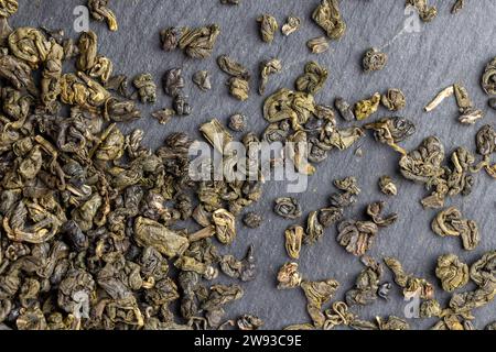 foglie di tè essiccate per preparare il tè, pronte per preparare il tè verde foglie di tè essiccate di alta qualità Foto Stock