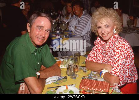 **FILE PHOTO** Selma Archerd è morta. Army Archerd e Selma Archerd circa 1980's Credit: Ralph Dominguez/MediaPunch Credit: MediaPunch Inc/Alamy Live News Foto Stock