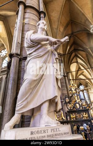 Statua di Sir Robert Peel, ex primo Ministro britannico e fondatore delle forze di polizia britanniche da cui Bobby, Abbazia di Westminster, Londra, Inghilterra, 2023 Foto Stock