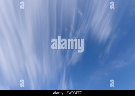 nuvole di cirrus nel cielo blu, nuvole di cirrus lunghe nel cielo Foto Stock