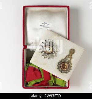 Thai Knighthood (ordine dell'Elefante bianco), ricevuto da Willem Drees, Anonimo, c. 1900 - prima del 1955 scatola coperta di velluto rosso con le decorazioni del Grandkruis dell'ordine dell'Elefante bianco, Regno di Thailandia, concesso al primo ministro W. Drees. Le decorazioni sono costituite da un supporto con relativa tracolla e da un asterisco. Il cartello di trasporto ha una forma a forma di fiore con otto punti grandi e otto più piccoli in mezzo. Il medaglione mostra un elefante dorato, bianco e gelificato, girato a destra con una sella da trasporto su piedistallo, su una superficie dorata, circondato da una br Foto Stock