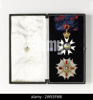 British Knighthood (il più distinto ordine di St Michael e St. George), ricevuto da Willem Drees, Ltd Garrard & Co, c. 1818 - prima del 1958 scatola coperta di pelle nera, con le lettere 'G.C.M.G.' all'esterno del coperchio, in cui le decorazioni del Grootkruis (Cavaliere di Gran Croce) dell'ordine più Distinguished di St. Michael e St. George, Regno Unito concesso al primo ministro W. Drees; l'ordine è stato istituito nel 1818, come capo del monarca regnante ed è concesso solo agli stranieri in casi eccezionali. Le decorazioni sono composte da un cartello d'ordine con tracolla e da un ordine S. Foto Stock