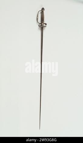 Degen, Anonimo, c. 1680 spada Iron Statesiedegen. Rosso: Bottone con figure sdraiate e in piedi, ponte anteriore con, tra le altre cose, un uomo e una donna. Fissaggio con filettatura in argento intrecciata. Metà pare bar. Un lato ricasso: Uomo e figura femminile. Altri due uomini, una figura in picchiata. Inoltre, Donkeyhoef. Piastre antiurto su entrambi i lati decorate, tra le altre cose, con scene di bevute e fumo. Su entrambi i lati della lama l'iscrizione: X xx x in x Toledo x xx x. Spagna (forse) kling: Ferro (metallo). Gevest: argento (metallo) Spagna Foto Stock
