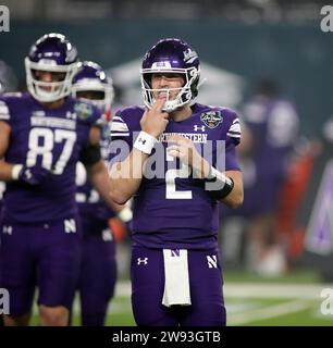 23 dicembre 2023 - il quarterback dei Northwestern Wildcats Ben Bryant #2 durante la partita del Las Vegas Bowl tra i Northwestern Wildcats e gli Utah Utes all'Alelgiant Stadium di Las Vegas, Nevada - Michael Sullivan/CSM Foto Stock