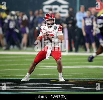 23 dicembre 2023 - il quarterback degli Utah Utes Bryson Barnes #16 si appresta a passare il pallone durante la partita del Las Vegas Bowl tra i Northwestern Wildcats e gli Utah Utes all'Alelgiant Stadium di Las Vegas, Nevada - Michael Sullivan/CSM Foto Stock