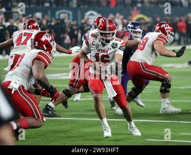 23 dicembre 2023 - il quarterback degli Utah Utes Bryson Barnes #16 passa il pallone durante la partita del Las Vegas Bowl tra i Northwestern Wildcats e gli Utah Utes all'Alelgiant Stadium di Las Vegas, Nevada - Michael Sullivan/CSM Foto Stock