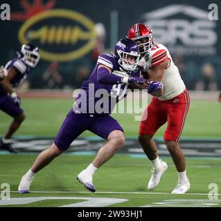 23 dicembre 2023 - il defensive lineman dei Northwestern Wildcats Aidan Hubbard #91 durante la partita del Las Vegas Bowl tra i Northwestern Wildcats e gli Utah Utes all'Alelgiant Stadium di Las Vegas, Nevada - Michael Sullivan/CSM Foto Stock