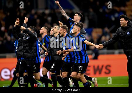 Milano, Italia. 23 dicembre 2023. I giocatori dell'Inter festeggiano al termine della partita di serie A tra l'Inter e il Lecce a Milano, 23 dicembre 2023. Credito: Valeria Abis/Xinhua/Alamy Live News Foto Stock