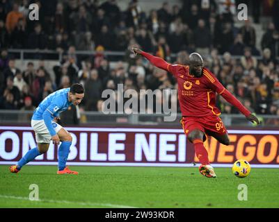 Roma, Italia. 23 dicembre 2023. Romelu Lukaku (R) segna durante una partita di calcio di serie A tra Roma e Napoli a Roma, 23 dicembre 2023. Credito: Augusto Casasoli/Xinhua/Alamy Live News Foto Stock