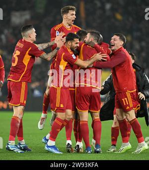 Roma, Italia. 23 dicembre 2023. I giocatori della Roma celebrano il punteggio durante una partita di serie A tra Roma e Napoli a Roma, 23 dicembre 2023. Credito: Augusto Casasoli/Xinhua/Alamy Live News Foto Stock