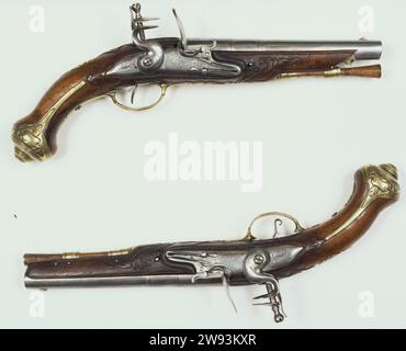 Flint gun, prima del 1880 Flintlock pistol Flint gun, parte di coppia, con un giro rotondo scivoloso, interrotto da tre pneumatici profilati con una visiera in ottone grana alla fine del loop e il nome "London" inciso all'inizio. Cassetto in legno con motivi a foglia spaventata. Piastra di bloccaggio rotonda in ferro con rappresentazioni incise di striscioni e lamelle, a sinistra sulla piastrina di fermo sono incise le lettere "L.G.e". Matraccio di legno con motivi a foglia di razza e una lastra di ottone in cui sono incise le foglie. Grippaggio dell'ottone sul lato sinistro del cassetto. La staffa del trattore è realizzata in ottone le cui estremità sono dotate di Foto Stock