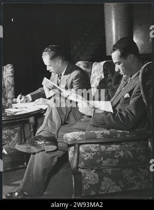 Due dei partecipanti all'RTC: Percy Wijngaarde e P.G.A. Findlay, 1948 fotografie documentarie uno dei partecipanti per conto del Suriname alla Round Table Conference tra Paesi Bassi e Occidente: il giornalista Percy Wijngaarde, membro degli Stati del Suriname, membro del Consiglio di amministrazione del Partito Nazionale e direttore di "Dagblad Suriname". Accanto a lui c'e' il signor P.G.A. Findlay. L'Aia è un supporto fotografico per l'Aia. Paesi Bassi. Suriname Foto Stock