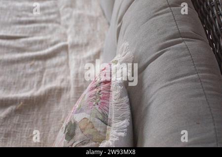 Divano con cuscini nella casa di campagna Foto Stock