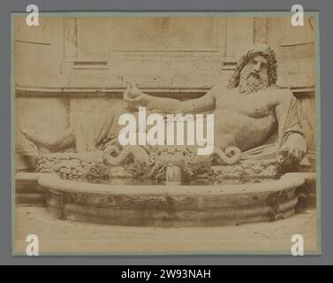 Fontein Van Marforio in Het Palazzo nuovo te Roma, Italië, Fratelli Alinari, dopo Anonimo, 1852 - 1900 Fotografia la fontana di Marforio è una delle sei statue di Roma dove gli abitanti della città potevano esprimere i loro commenti politici dal XVI secolo attraverso cartelli. Cartone di Roma. Stampa in albume di carta di un pezzo di scultura, riproduzione di un pezzo di scultura Musei Capitolini Foto Stock