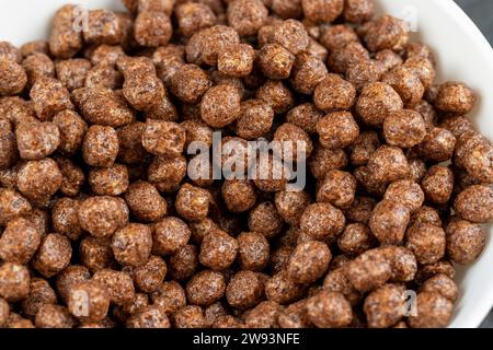 palle di cioccolato secco, prima colazione dolce e sana, utilizzata per fare una colazione veloce con fiocchi di cioccolato al latte Foto Stock