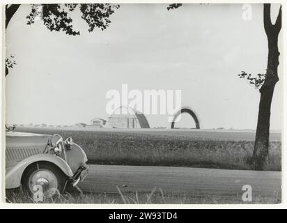 De Graf Zeppelin II, 1936 - 1937 Fotografia sala per la costruzione di Zeppelin. Probabilmente nella città di Löwenthal. A sinistra si vede ancora il naso di un'auto. La didascalia indica che si tratta del Luftschiff L. Z. 130, del Graf Zeppelin II Questo è il successore della L. Z. 129, De Hindenburg. Questo fu costruito nel 1936 e andò in fiamme nel 1937 durante il suo volo per New York. Supporto fotografico Germania Foto Stock