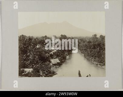 Paesaggio con il fiume Tjidane e il monte Salak a Buitenzorg, c. 1895 - c. 1915 Fotografia paesaggio con il fiume Tjidane e Monte Salak, Buitenzorg (Bogor), Indie orientali olandesi. Supporto fotografico per esterni. carta. Cartone con stampa argento e gelatina Snakefruit Foto Stock