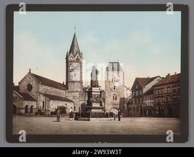 Veduta della Karlplatz a Eisenach con la statua di Martin Lutero, Anonimo, 1889 - c. 1920 stampa fotomeccanica Eisenachzürich (Stad) Editore: Zurigo (Stad) paper. monumento fotocromatico in cartone, statua. quadrato, luogo, circo, ecc. Karlsplatz Foto Stock