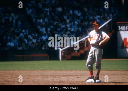 BROOKLYN, NY - GIUGNO 27: Seconda base Red Schoendienst #2 of the St Louis Cardinals è in seconda base durante una partita della MLB contro i Brooklyn Dodgers il 27 giugno 1954 all'Ebbets Field di Brooklyn, New York. (Foto di Hy Peskin) *** didascalia locale *** Red Schoendienst Foto Stock