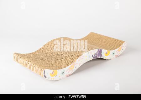 Lo sfondo bianco illumina il moderno palo da graffio astratto con corrugato Foto Stock