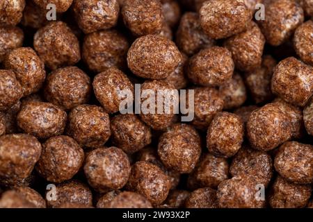 palle di cioccolato secco, prima colazione dolce e sana, utilizzata per fare una colazione veloce con fiocchi di cioccolato al latte Foto Stock